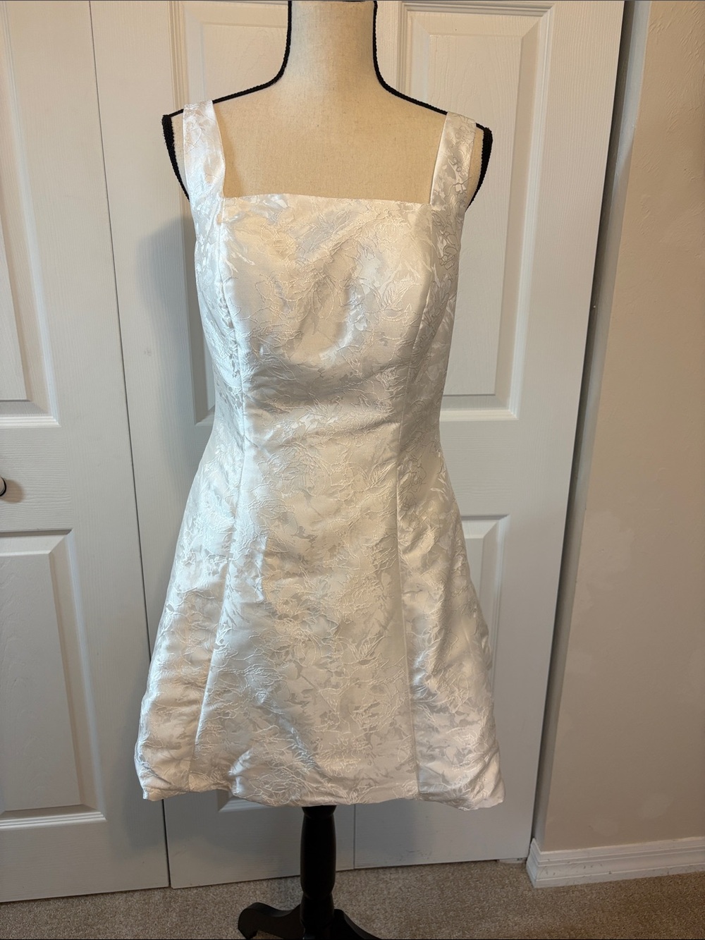 NWT White Floral Jacquard Mini Dress w/ Lace-Up Back & Bow – Size 10.